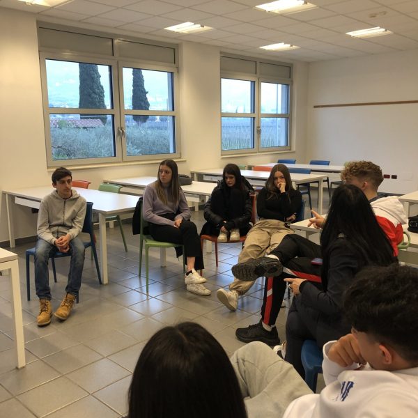 ScuolaVerso-scuole-superiori-programma-didattico-fondo-beneficenza-intesa-sanpaolo